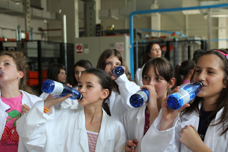 Дети пью воду "Monte Minerale"